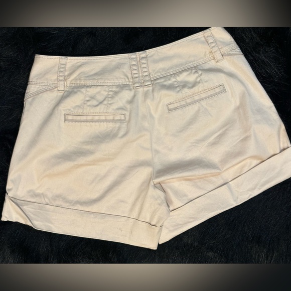 White House Black Market khaki shorts, size 6, pre-owned - Picture 3 of 5